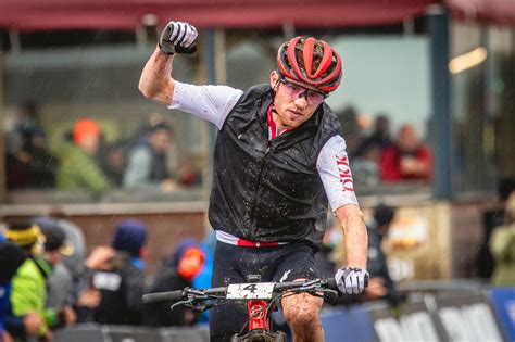 In einem von starkem regen geprägten rennen setzte er sich souverän vor mathieu van der poel (ned) und jordan sarrou (fra) durch. Vizeweltmeister nach turbulenten Zeiten - Der Unter-Emmentaler