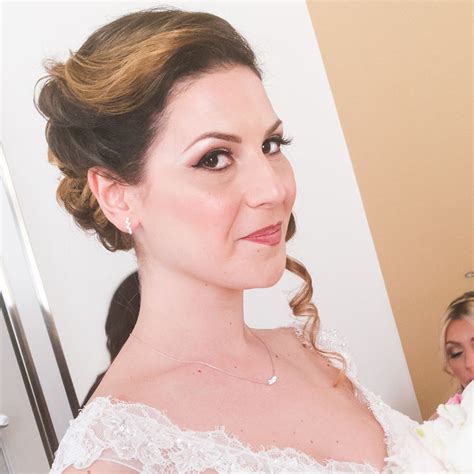 Se state cercando un abito da sposa anni 50 lungo, potete provare i modelli con gonna a campana abbinati a un corpetto, con una scollatura a cuore, e maniche lunghe in pizzo o velate. Wedding Beauty Backstage: le spose, il trucco e il mare ...