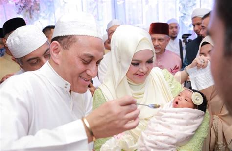 Cara senyum hingga cara berhijab nora lah yang membuat netizen mengatakan jika ia memiliki wajah yang mirip dengan siti nurhaliza. Siti Aafiyah Binti Khalid Nama Penuh Anak Siti Nurhaliza ...