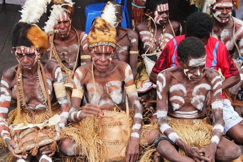Kebiasaan memakai pakaian adat di beberapa daerah di indonesia. Polda Papua Terjunkan Satgas Telusuri KLB Suku Asmat ...