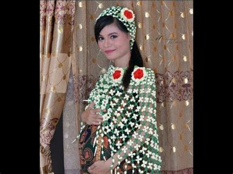 Selain itu, riasan solo putri juga disertai cundhuk sisir dan juga ronce melati tibo dodo atau untaian bunga melati yang terjuntai hingga ke bagian dada wanita. JUAL RONCE MELATI TIRUAN UNTUK PENGANTIN HUB WA 081326350313 - YouTube