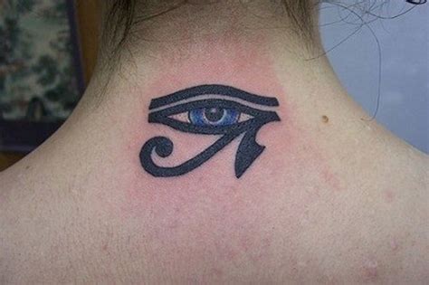 El ojo de horus se podía ver con mucha frecuencia en objetos fúnebres, puesto que era un símbolo que le permitiría el difunto encontrar su camino hacia el mundo. Los tatuajes egipcios - Tendenzias.com