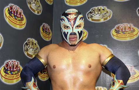 He gets a ride from the challenger, but when he gets to the arena, porky is accidentally mistaken for the challenger, and ends up in the ring. Titán, por la hazaña de convertirse campeón mundial medio