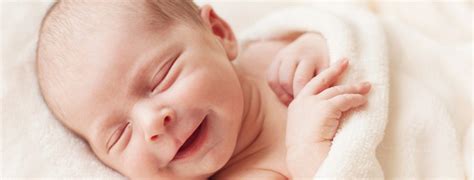Jüngere säuglinge, die noch gestillt werden oder flaschenmilch bekommen, sollten fencheltee nur in geringer menge und nach absprache mit dem kinderarzt / der kinderärztin oder der hebamme zu trinken. Babylachen: Ab wann lachen Babys? - dm Online Magazin