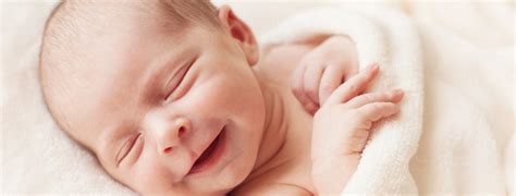 Sieht das baby voll verlobt aus? Babylachen: Ab wann lachen Babys? - dm Online Magazin