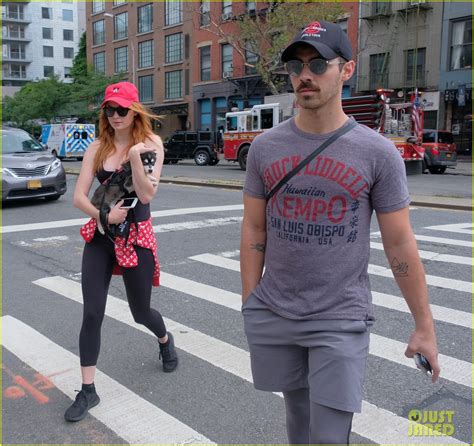 Netherlands beigetreten 23 jun 2008. Joe Jonas & Sophie Turner Adorably Walk Their New Dog ...