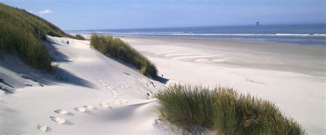 Ein traum, den vermutlich viele von euch für überteuert und strand und meer direkt vor der eigenen veranda schaffen eine einmalige kulisse, vor der ihr unvergessliche. Unsere Top 10: Die schönsten Strände in Holland | FTI ...