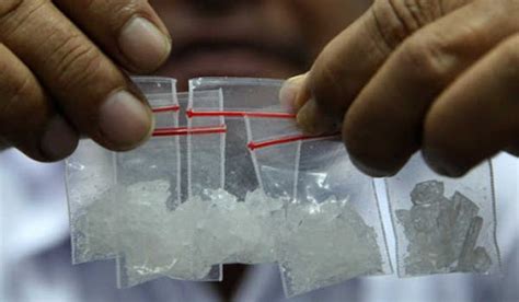 Polisi menggerebek sebuah ruko yang dijadikan pabrik obat mengandung sabu di golden boulevard blok joko menyampaikan tersangka aa umumnya mengedarkan narkoba type sabu ke beberapa remaja… Polres Sumbawa gerebek pengedar sabu lagi bobo di kebun