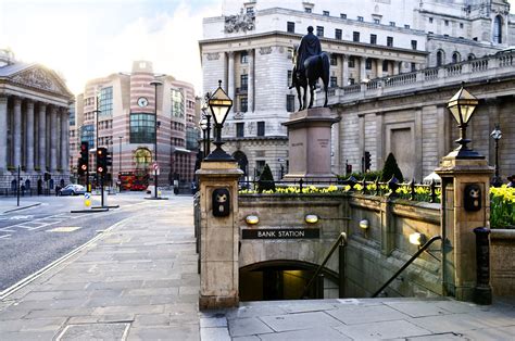 The station is served by the central, northern and waterloo and city lines and the docklands light railway. Bank station entrance in London - Faculté de Médecine de l ...