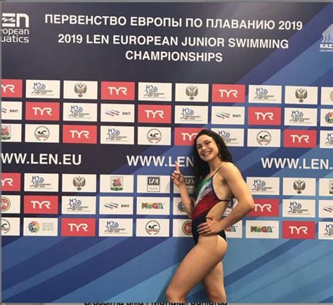 Benedetta pilato polverizza il record del mondo dei 50 rana di cui è argento mondiale dietro l'americana lilly king. Benedetta Pilato, 14 anni e un argento ai Mondiali di nuoto