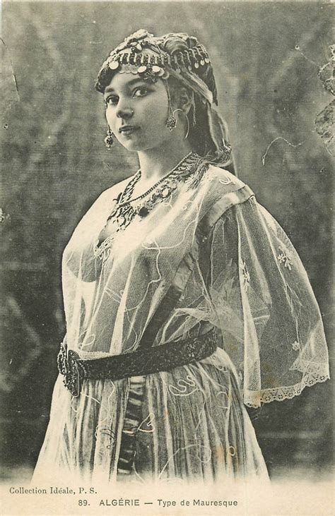 Lulu femme nue (l'intégrale) (french edition). ALGERIE. Superbe femme Mauresque à la poitrine et seins nus...