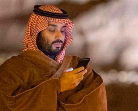 اجمل صورة للملك سلمان ملك السعودية. صورة عفوية لولي العهد وهو يتصفح هاتفه | واتس المملكة