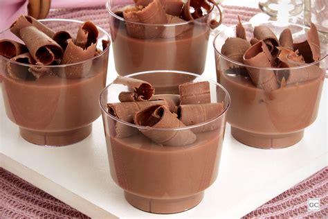 Mousse 1 pote de 450g de doce cremoso com leite e chocolate áurea 170g de chocolate meio amargo em uma travessa espalhe o mousse de chocolate, os morangos picados e os biscoitos. Mousse de chocolate no pote - The Chef com Edu Guedes