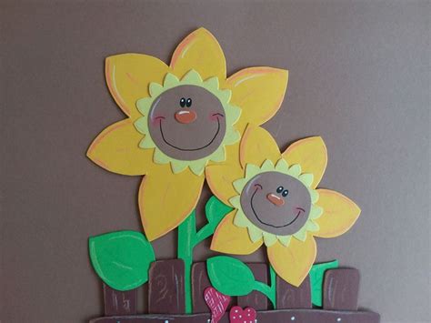 Fensterbild tonkarton lustiger clown karneval fasching. Zwei schoene Sonnenblumen hinter einem Zaun Fensterbild ...