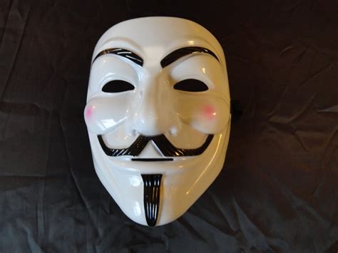 Indossa la maschera per nascondere le sue cicatrici fisiche e, oscurando la sua identità, diventa l'idea stessa. V per Vendetta maschera bianca