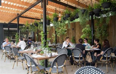 Igual que con la madera, estos materiales se utilizan desde hace miles de años y son reconocidos por sus cualidades de estética y aislamiento. Áurea Restaurante, producto chileno y una terraza de lujo ...