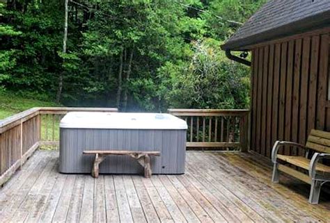 Nantahala cabins offers cabin vacation rentals in north carolina's great smoky mountains in the nantahala gorge, bryson city. Nantahala River Cabin Rental with a Hot Tub