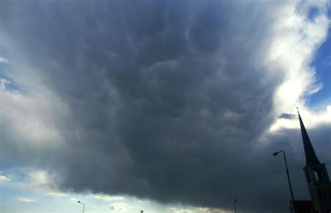 Mammatus (also called mamma or mammatocumulus, meaning mammary cloud) is a cellular pattern of pouches hanging underneath the base of a cloud, typically a cumulonimbus raincloud, although they may be attached to other classes of parent clouds. Chmury Mammatus - co o nich wiemy? - Love Natura - kochamy ...