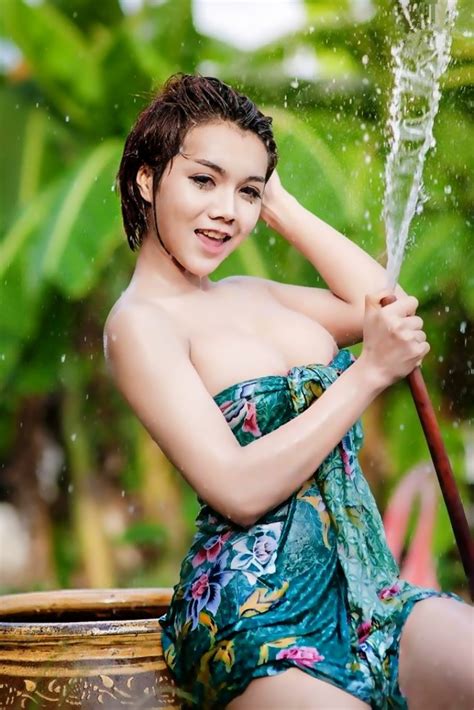 Kemben cewek mlorot jatuh saat sesi pemotretan. Galeri Foto Model Seksi Pakai Kemben 10 - Minami