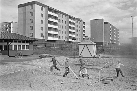 The distance to kungsträdgården is 13.5 km. Barn som leker i kvarteret Lillinge i Tensta. I bakgrunden ...