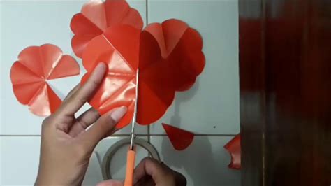 Gunting kertas krep warna hijau dan kuning dengan ukuran 1 x 10 cm kemudian kertas warna merah muda dengan ukuran 5 x 10 cm. Cara Membuat Bunga Dari Kertas Oleh Widyana - YouTube