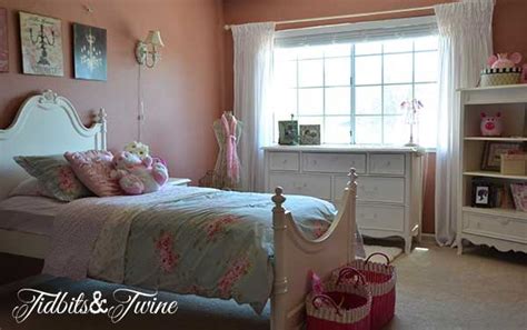 Looking for some easy teen room decor ideas for girls? Room Tour: My Daughter's Bedroom