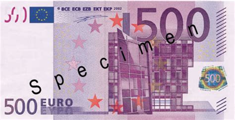 Die banknote hat ein porträtfenster, das durchsichtig wird, wenn man den schein gegen das licht hält. 500 Euro Schein