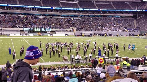 The combined marching bands performing at the halftime show of the thanksgiving football game. MetLife 2016 halftime show Wayne Hills Band - YouTube