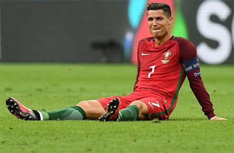 Da bekam es noch mal 30 minuten draufgesattelt, dabei war dieses finale der europameisterschaft zwischen frankreich und portugal schon in der achten minute entschieden worden: EM-Finale in Paris: Ronaldo und seine Motte - Fußball ...