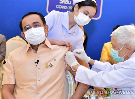 주사 부위 통증, 두통, 피로 (이상 >50%); 아스트라제네카 코로나19 백신 맞는 태국 총리 | 연합뉴스
