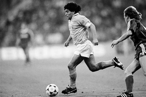 El dia que maradona destruyo al bayern munich (semifinal 1989). maradona _ napoli vs bayern munchen _ 19 aprilie 1989 ...