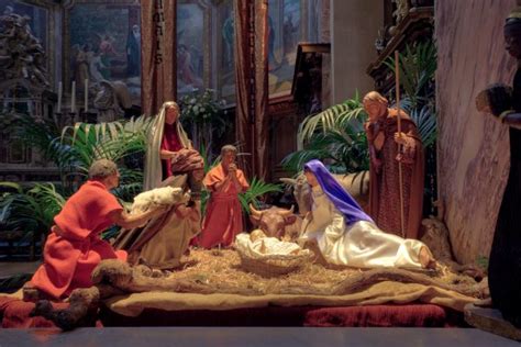 Tempat tidur bayi dalam bentuk palungan menjadi bagian perayaan natal yang dipasang di setiap rumah orang katolik. Gambar Natal Bayi Dalam Palungan - Bintangnya di langit mengkilap terang dan yesus tertidur ...