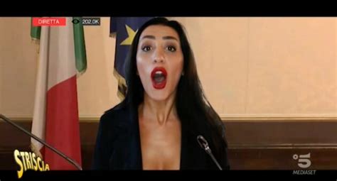 Anche questa settimana la ministra dell'istruzione lucia azzolina ha fatto sentire la sua voce: Lucia Azzolina "affossata" da "Striscia la Notizia": «Ho ...