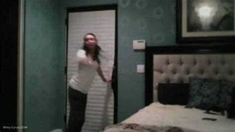 Последние твиты от miley ray cyrus (@mileycyrus). Miley Cyrus Bedroom Of Parent's House - YouTube