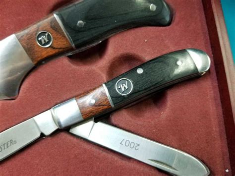 A folding winchester knife (6 open; WINCHESTER LIMITED EDITION 2007 3 KNIFE SET IN A WOODEN BOX