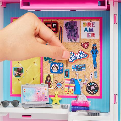 E il bello è che si può richiudere e portare in giro con sè (l'immagine. Barbie Armadio dei Sogni, Include una Bambola con 4 Look ...