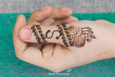 Go for such designs drawn on the back of the hand. Mahndi Ka Disain : 20 Stunning Feet Mehendi Design Options ...