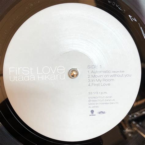 「first love」（ファースト・ラヴ）は、宇多田ヒカルの3枚目のシングル。1999年4月28日発売。 アルバム『first love』からのシングルカット。累計出荷枚数96万枚のヒットとなる。 オリコンシングルチャートでの最高順位は12cm盤で記録した2位（2週連続）であるが、8cm盤も合. 宇多田ヒカル ‎- First Love | 中古レコード通販・買取のアカル ...