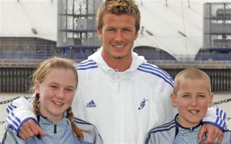 Unearthed photo shows remarkable moment harry kane, then aged 11, met david beckham and little did the young harry kane know, but 13 years later, as raw talent took him in david beckham 's. Les stars du foot d'aujourd'hui ont eu eux-aussi leurs ...