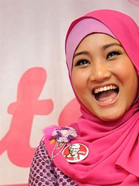 Atau mungkin potensi kerja sebagai sekeretaris, kepala bagian, staf karyawan, tukang kayu bangunan, montir di bengkel kabupaten subang, frontliner hotel, penginapan, front. Fatin Jadikan Tukang Sapu Referensi Berbusana - ShowBiz Liputan6.com