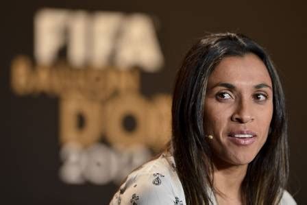 Já em 2000 surgiu uma remota possibilidade da menina ir para o rio de janeiro e realizar testes no embora não tenha vencido a competição, marta foi eleita a melhor jogadora da copa, recebendo o prêmio bola de ouro e também foi a artilheira. Marta ganha massagem de rival em coletiva e diz: 'Trocaria ...