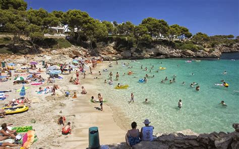 We came from north by the coast to porto the route was amazing, this beach was clean a long footbridge goes intonthe. Mallorca vakantie tips: Cala Esmeralda populair strand bij ...