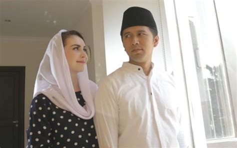 Hal ini terlihat saat arumi miller khan pemotretan pakai gaun, gayanya jadi sorotan nama miller khan pasti tak sing lagi di. Arumi Bachsin Unggah Foto 'Kinyis-kinyis' Bareng Suami ...