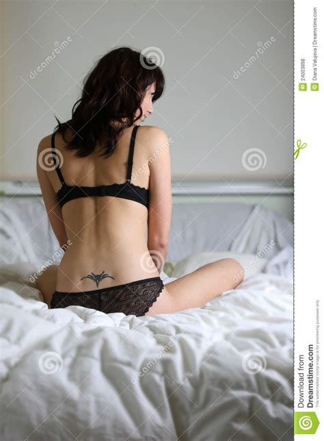 Royalty free photo brünette frau im bett liegend with a maximum resolution of 3744 x 5616 pixels. Einsame Frau im Bett stockfoto. Bild von niedergedrückt ...