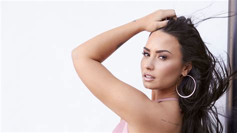 The art of staring over. Demi Lovato annuncia grandi novità… Con un intimo da ...