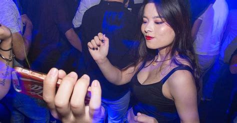 Sedangkan di dalam bar tersaji pemandangan yang mengundang nafsu kaum adam. 5 Fakta Kehidupan Dunia Malam Di Jakarta
