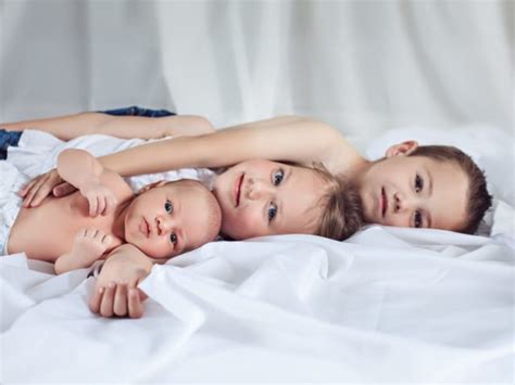 Présenter ses vœux de fin d'année. Comment présenter bébé à ses aînés ? - côtébébé