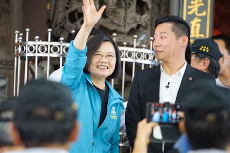 厝崩 橋㽎 眾生掣 攑頭面正徛乎在 霆雷 爍爁 天烏陰 意志膽頭掠乎定 砲火 銃聲 獨裁者 同志兄弟結相倚 邪氣 屍臭 魔神仔 降神開面來鎮煞. 【直播】蔡英文總統×立委林昶佐 廣照宮參香 -- 上報 / 影音