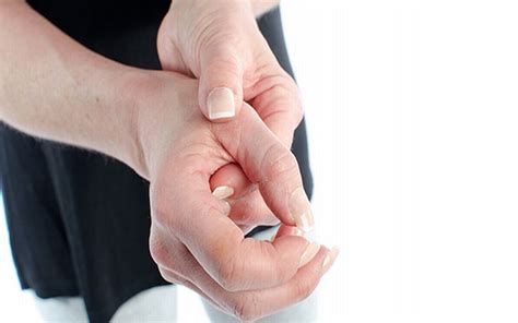 Anda pernah mengalami ibu jari tangan kiri sering bergerak sendiri atau kedutan? Cara Mengobati Ibu Jari Tangan Bengkak - Dunia Herbal