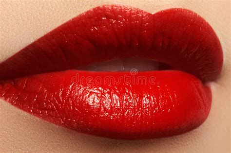 .einen einzigen roten lippenstift entscheiden, wäre es immer der matte lippenstift von mac. Reizvolle Lippen Schönheits-Rot-Lippen Schöne Make ...